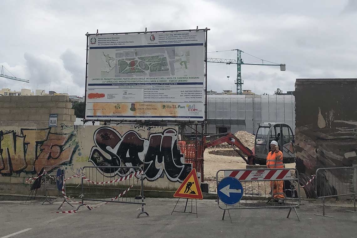 Il muro perimetrale della Ex Caserma Rossani viene abbattuto