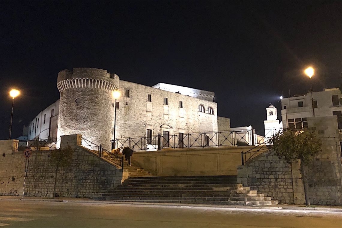 Conversano, cittadina tra storia e laghi