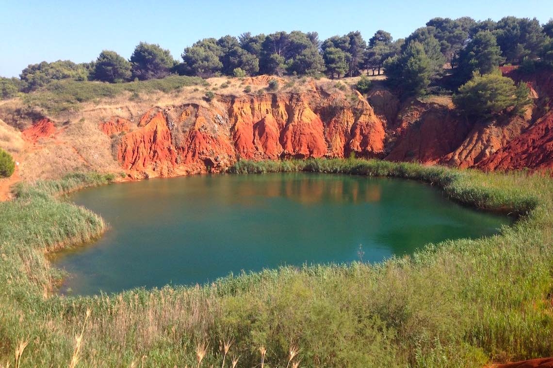 Otranto, dalla prima alba al rosso della bauxite