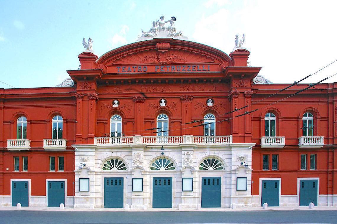 Il teatro, resistenza all’abisso