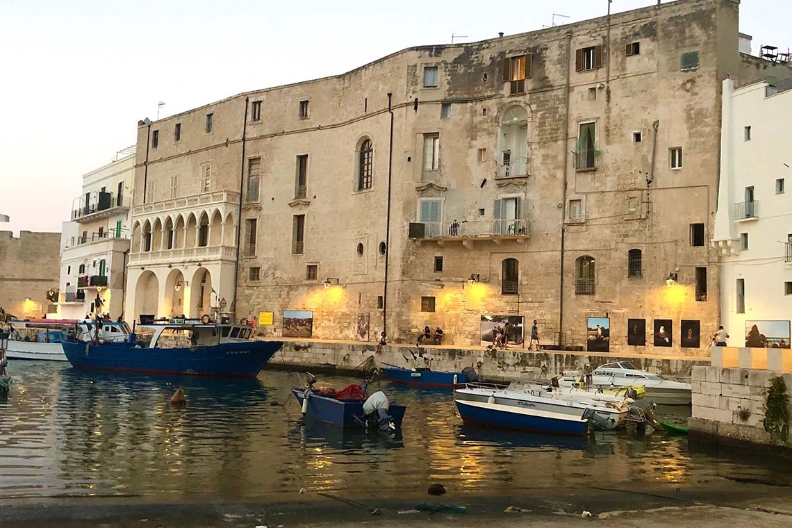 Monopoli, illusione nel buio del porto