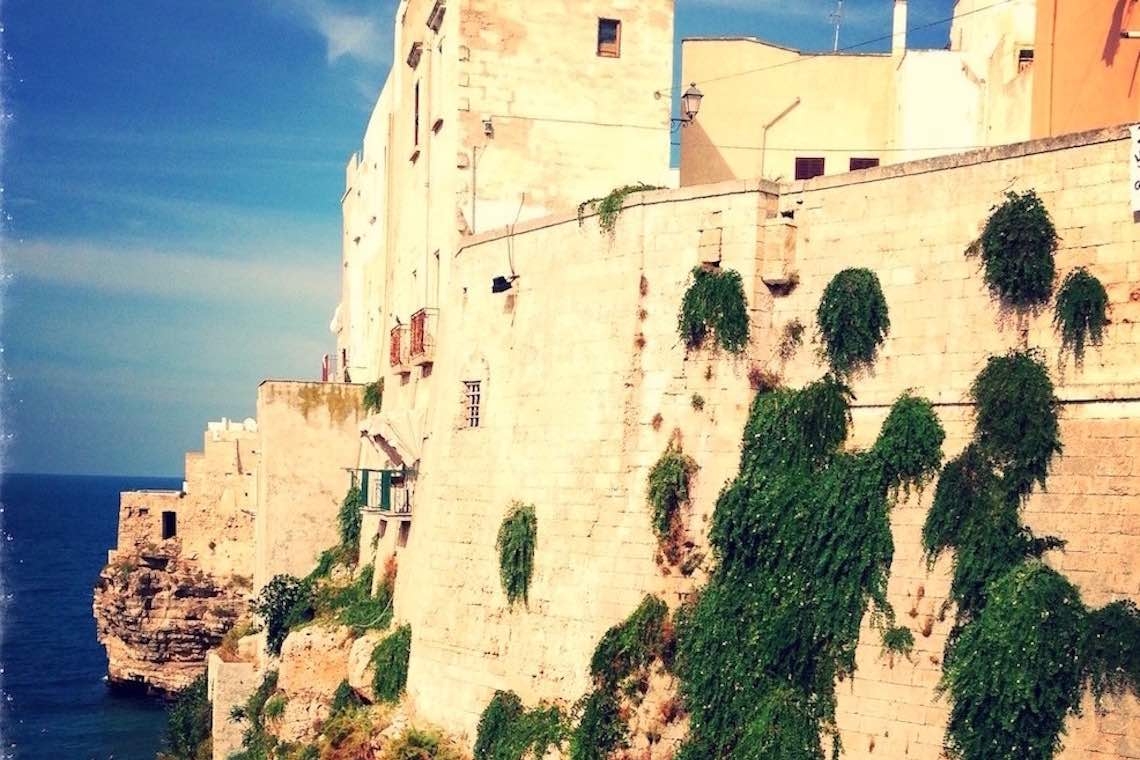 Polignano a mare, tra roccia e cielo