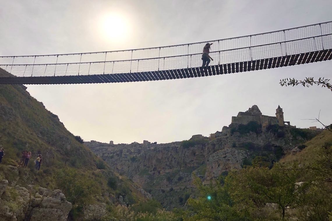 Su un ponte sospeso nel cielo