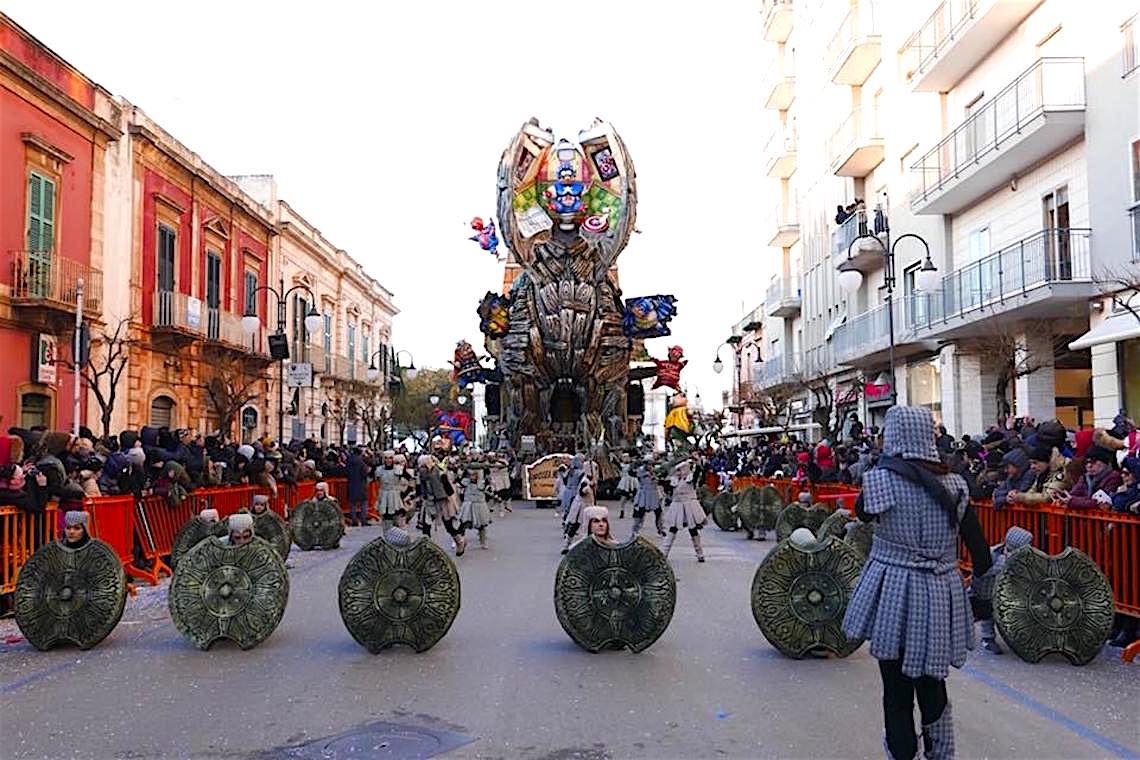 Martedì grasso, giù la maschera