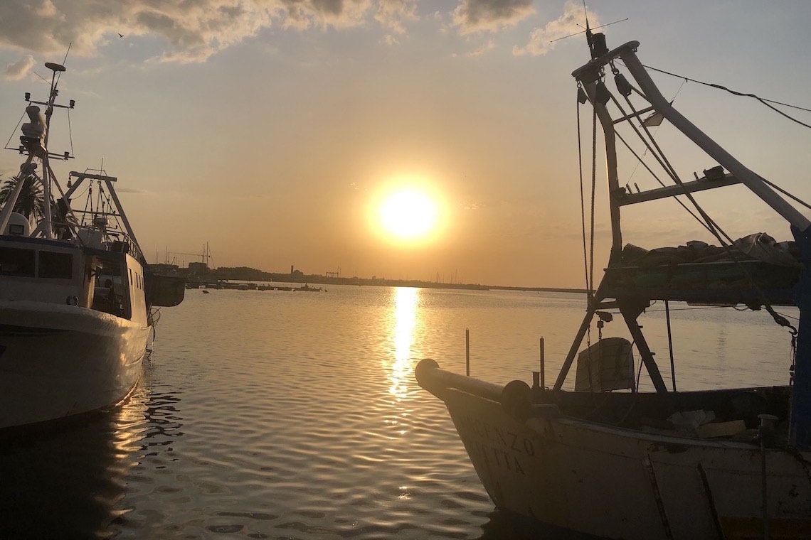 Salpare, abbandonare la terra per il mare aperto