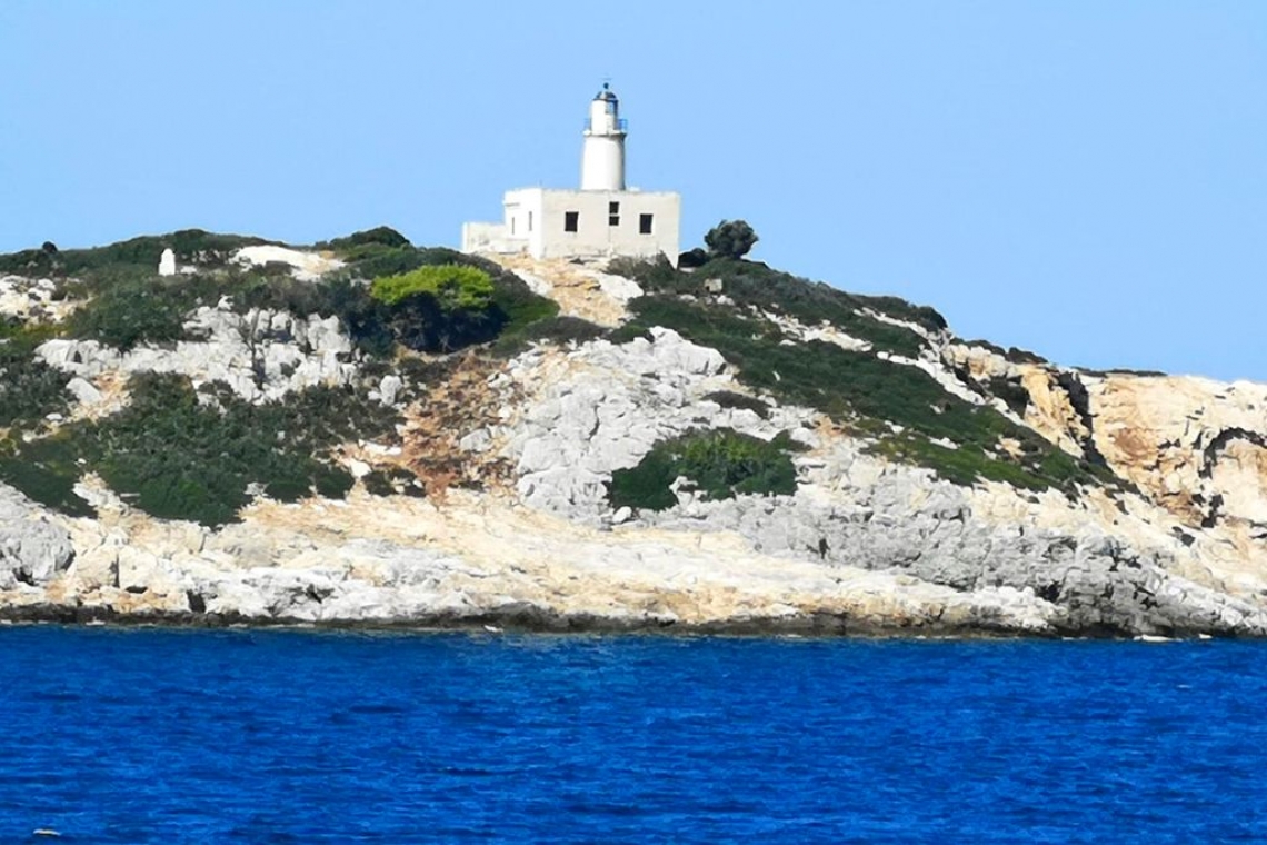 Un’isola e il suo faro, sogno di solitudine