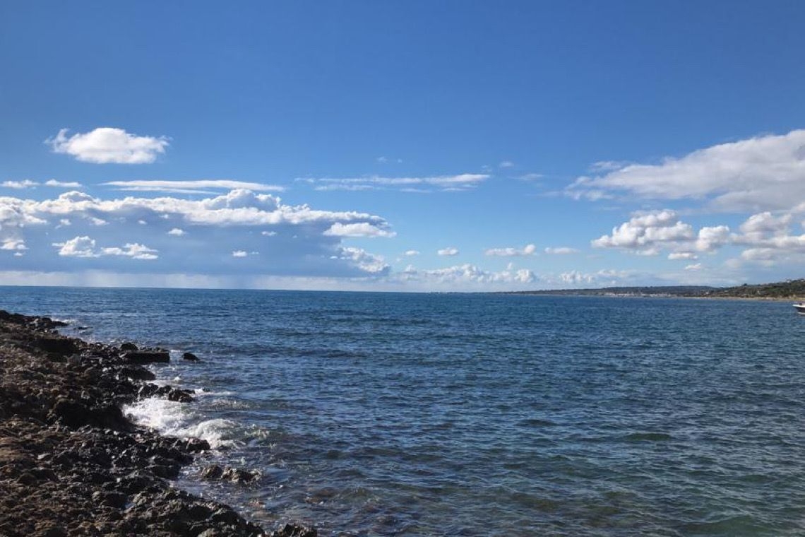 Mentre piove, un bagno nel sole