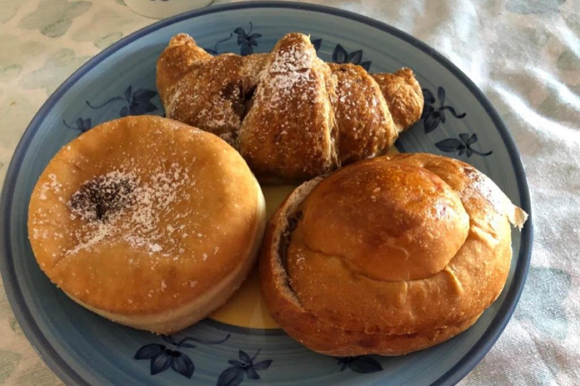 Brioche o cornetto, calda colazione