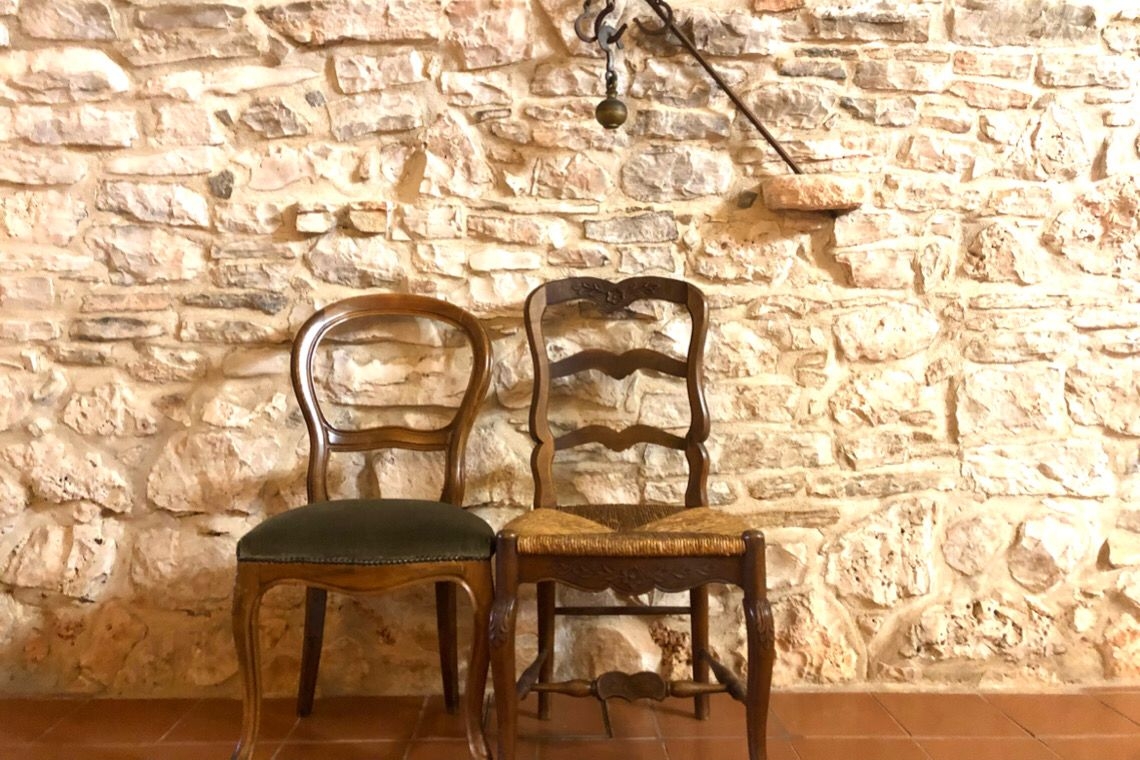 Le sedie contro la parete, in attesa