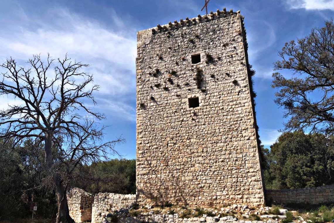 Torre di Castiglione, essenziale imponenza