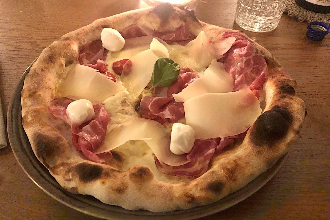 ‘Na pizza c’a pummarola ‘ncoppa