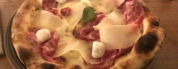 ‘Na pizza c’a pummarola ‘ncoppa