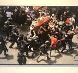 Un funerale, una fotografia, il presente