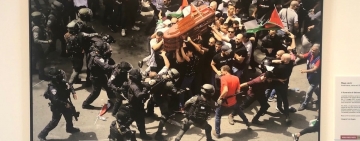 Un funerale, una fotografia, il presente