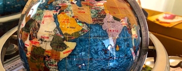 Un mappamondo tra le mani