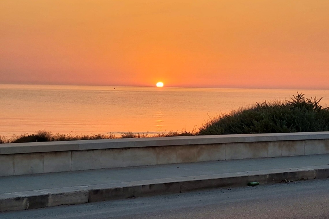 Una strada tra cielo e mare