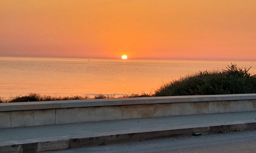 Una strada tra cielo e mare
