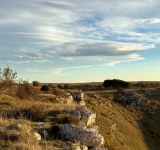 Un vecchio forno e tre giovani ragazzi