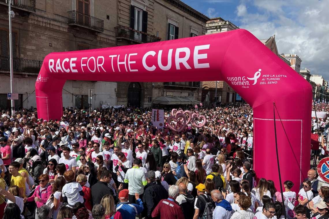 Sotto un arco fucsia e un cielo azzurro