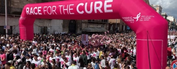Sotto un arco fucsia e un cielo azzurro