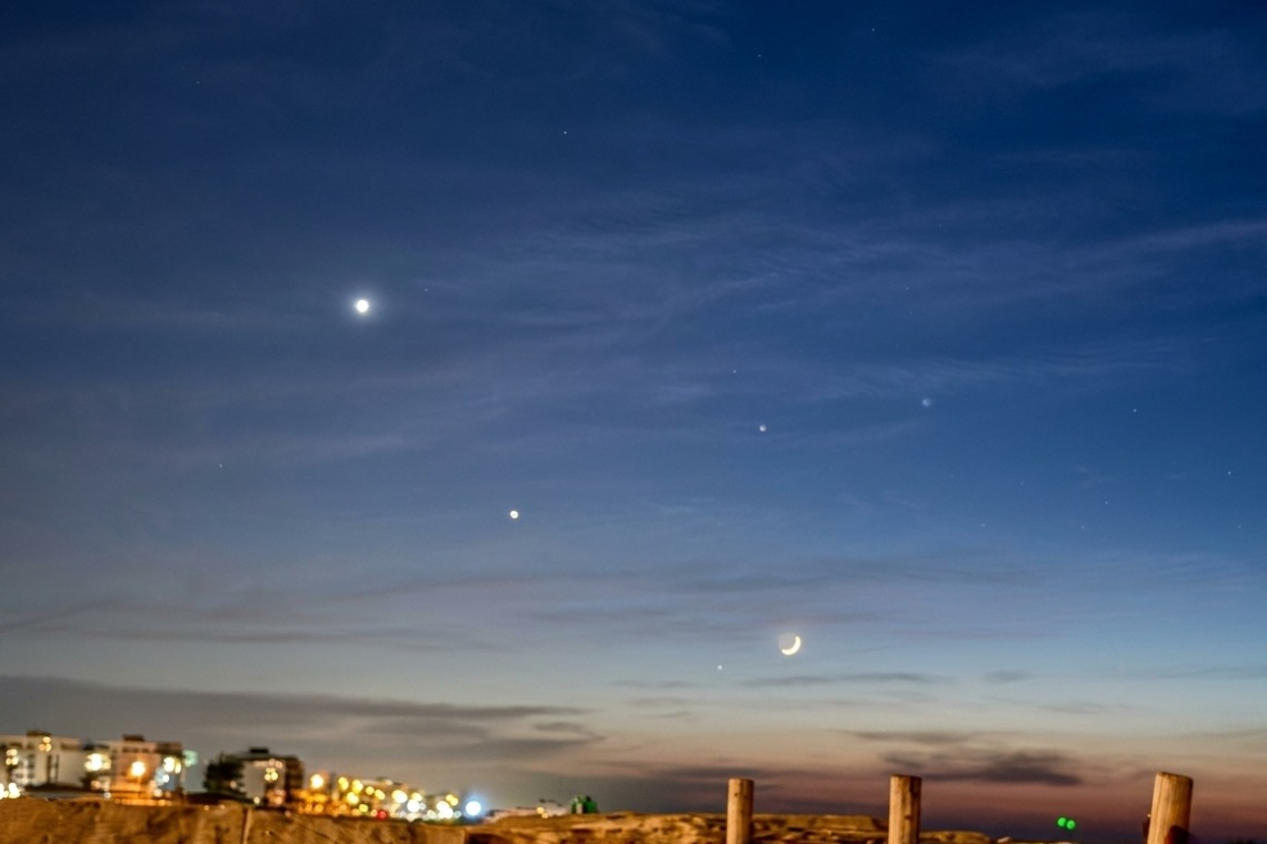 Tra cielo e mare Venere e Luna