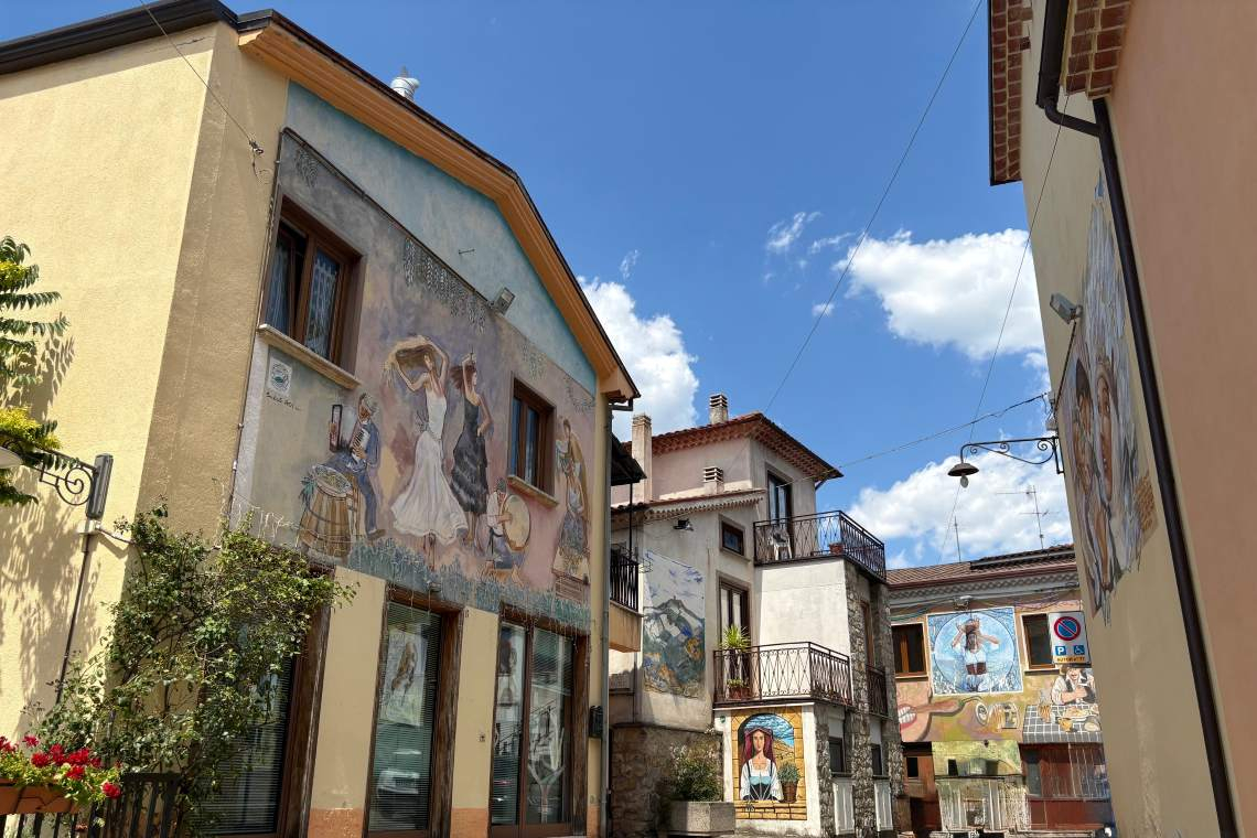 Satriano di Lucania, di giallo e di pietra